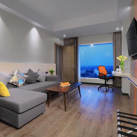 Harper Wahid Hasyim Medan By Aston Hotell Exteriör bild