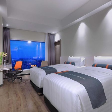 Harper Wahid Hasyim Medan By Aston Hotell Exteriör bild