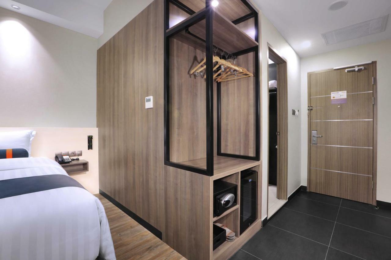 Harper Wahid Hasyim Medan By Aston Hotell Exteriör bild