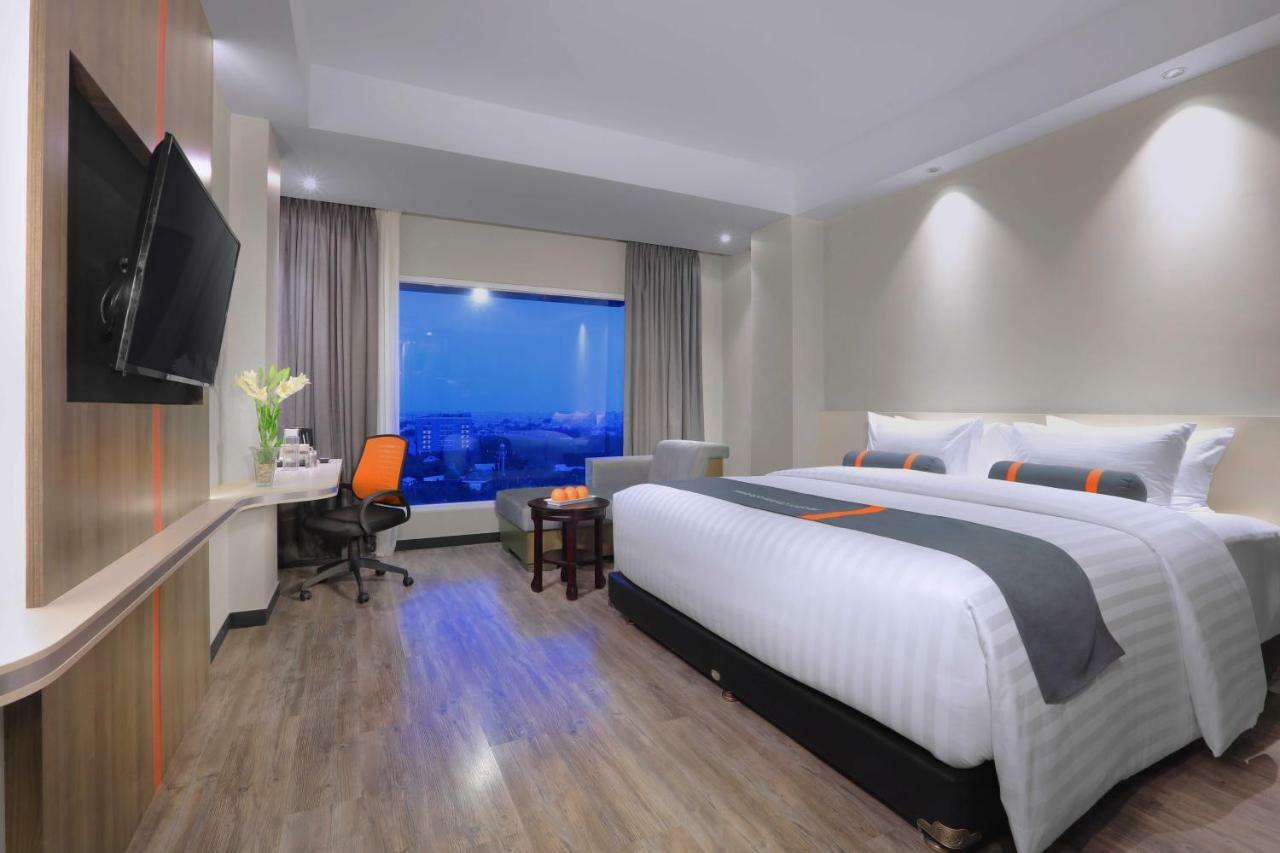 Harper Wahid Hasyim Medan By Aston Hotell Exteriör bild