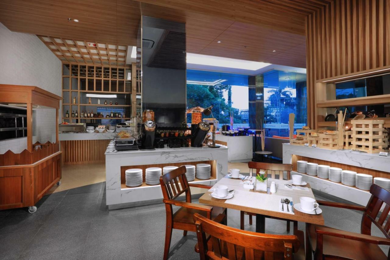 Harper Wahid Hasyim Medan By Aston Hotell Exteriör bild