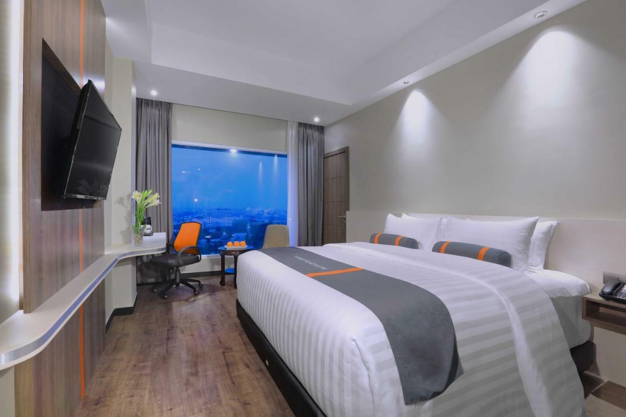 Harper Wahid Hasyim Medan By Aston Hotell Exteriör bild