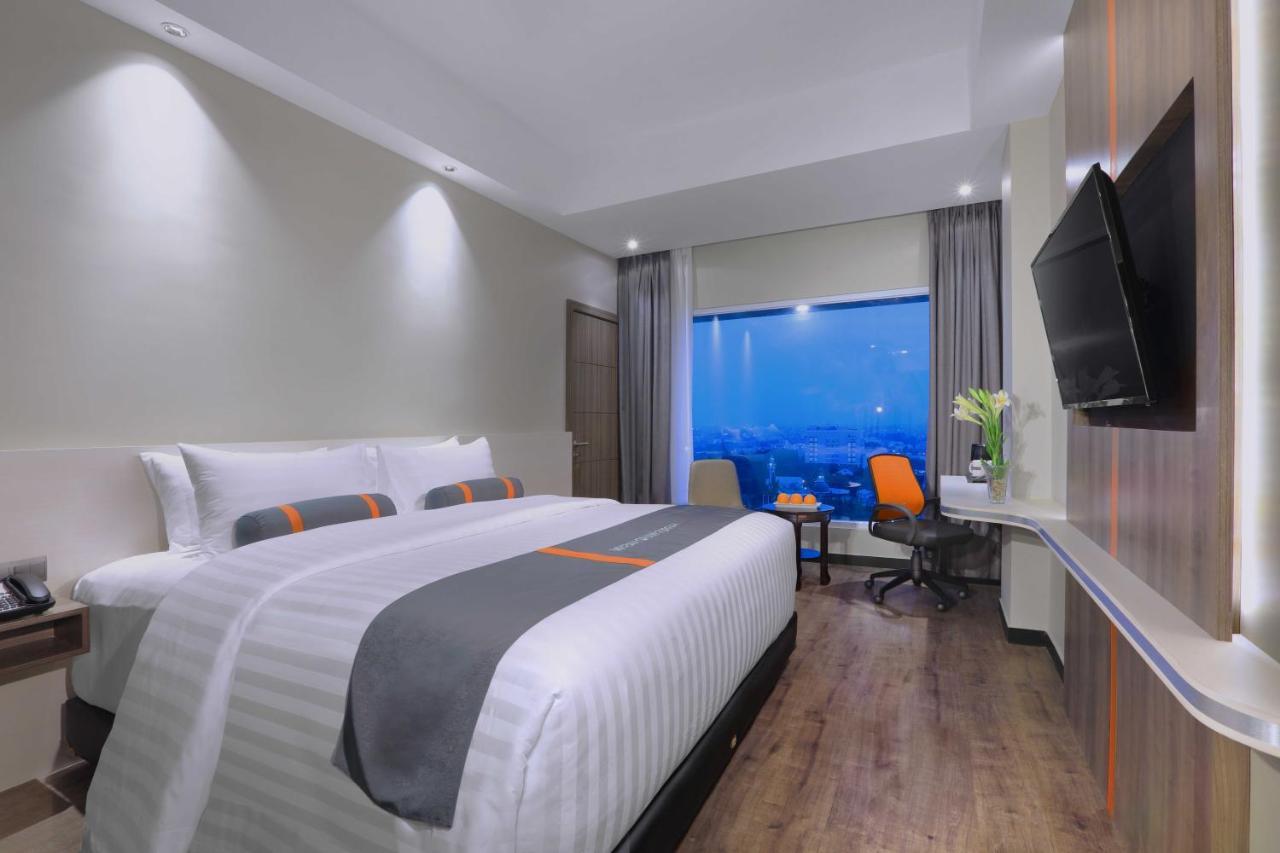Harper Wahid Hasyim Medan By Aston Hotell Exteriör bild