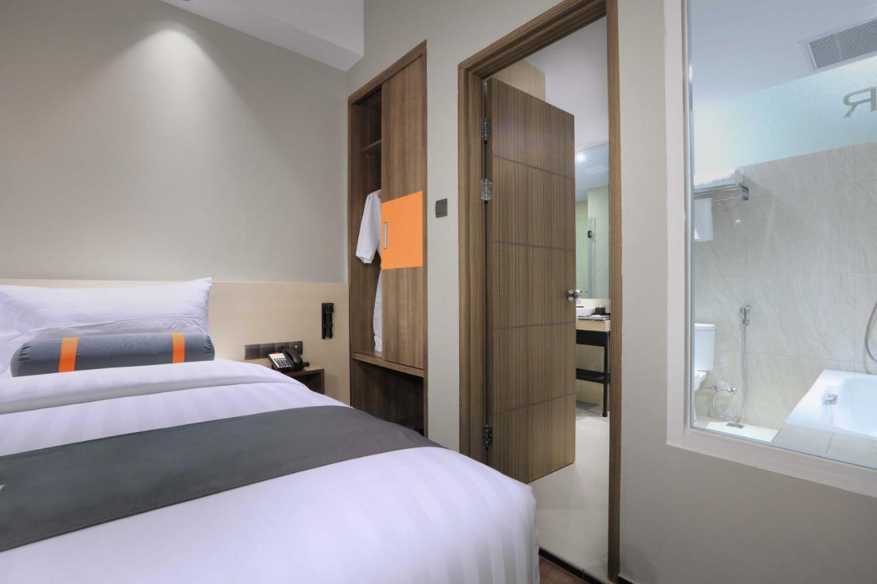 Harper Wahid Hasyim Medan By Aston Hotell Exteriör bild