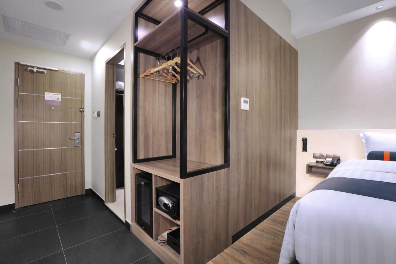 Harper Wahid Hasyim Medan By Aston Hotell Exteriör bild