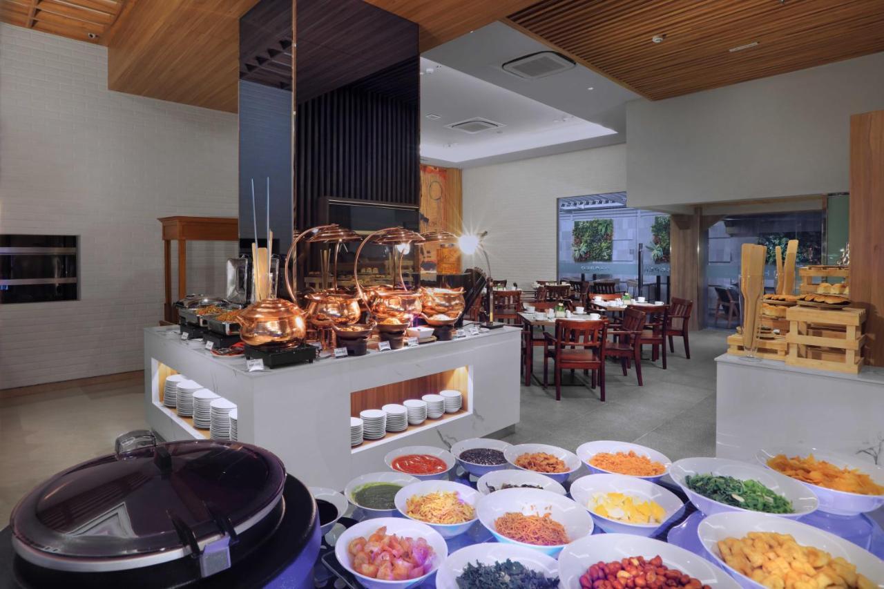 Harper Wahid Hasyim Medan By Aston Hotell Exteriör bild